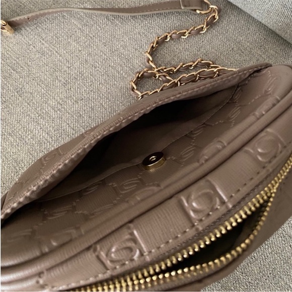 Bebe Light Brown /Tan Signature Print Chain Crossbody Bag✨ - Picture 8 of 9